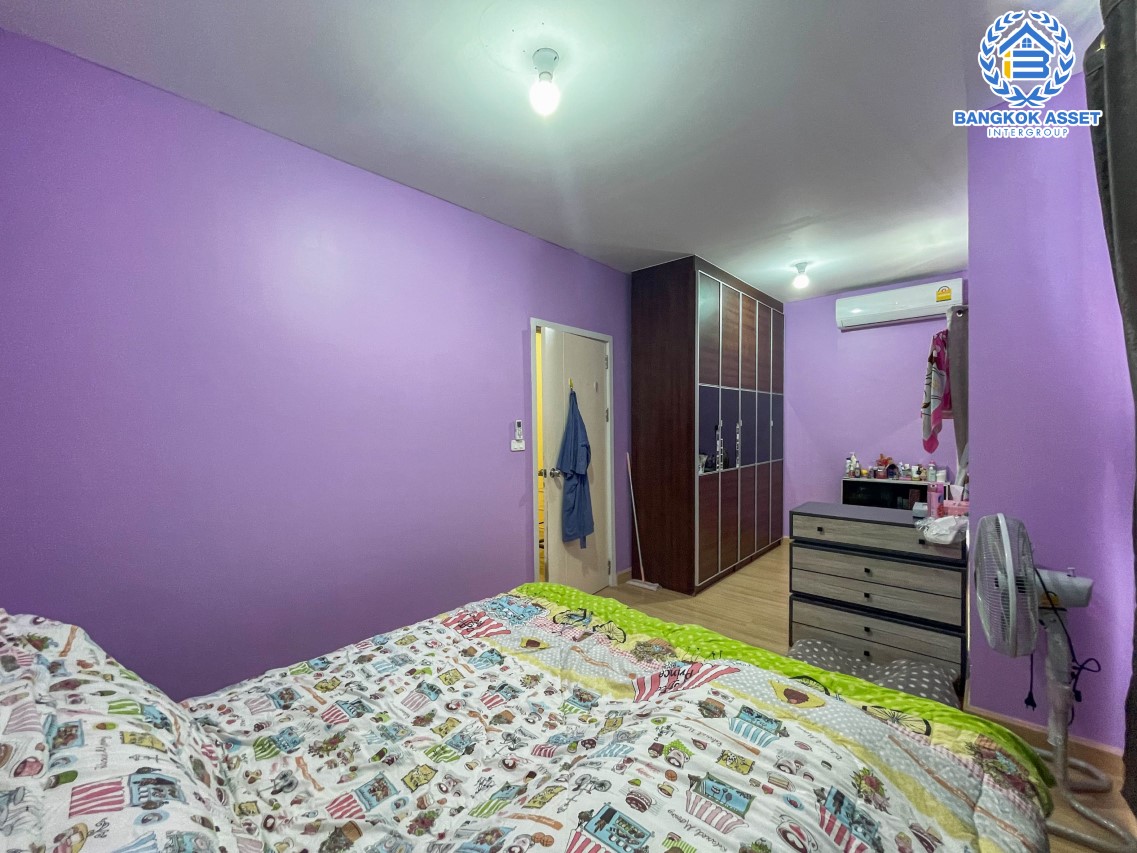 *****ทาวน์เฮ้าส์มือสอง ม.พฤกษาวิวล์77 พุทธมณฑลสาย4 บนเนื้อที่ 18.20 ตร.ว. ฟังก์ชัน 3 ห้องนอน 2 ห้องน้ำ 1 ที่จอดรถ แถมฟรี! เครื่องปรับอากาศ 2 เครื่อง พร้อมด้วยสิ่งอำนวยความสะดวกภายในโครงการ เชื่อมต่อหลากหลายเส้นทางทั้ง ถนนพุทธมณฑล สาย4, ถนนเพชรเกษม, ถนนบรมราชชนนี จองเลย!